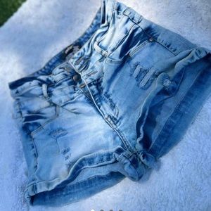 Refuge distressed shorts 💙